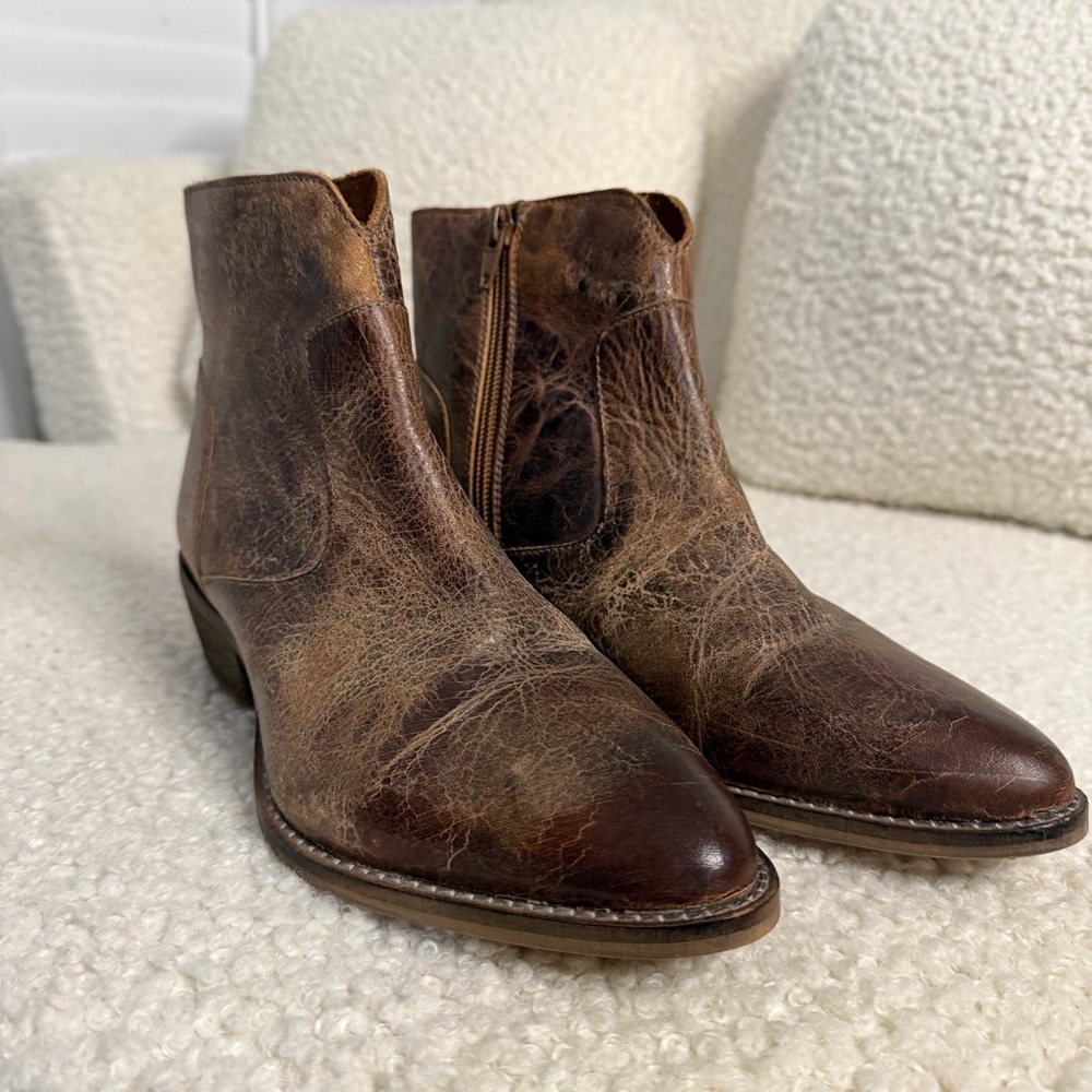 Diba True Walnut Grove distressed leather booties sz 7.5
I